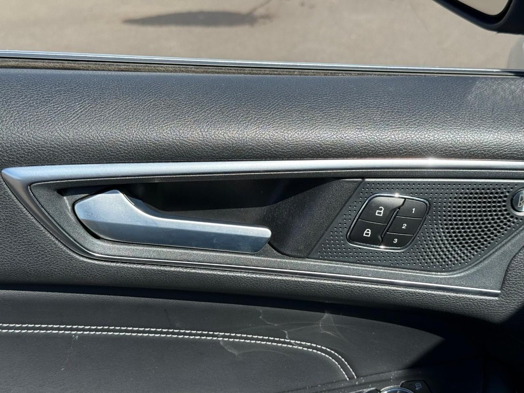 Ford Edge Vehicle Full-screen Gallery Image 16