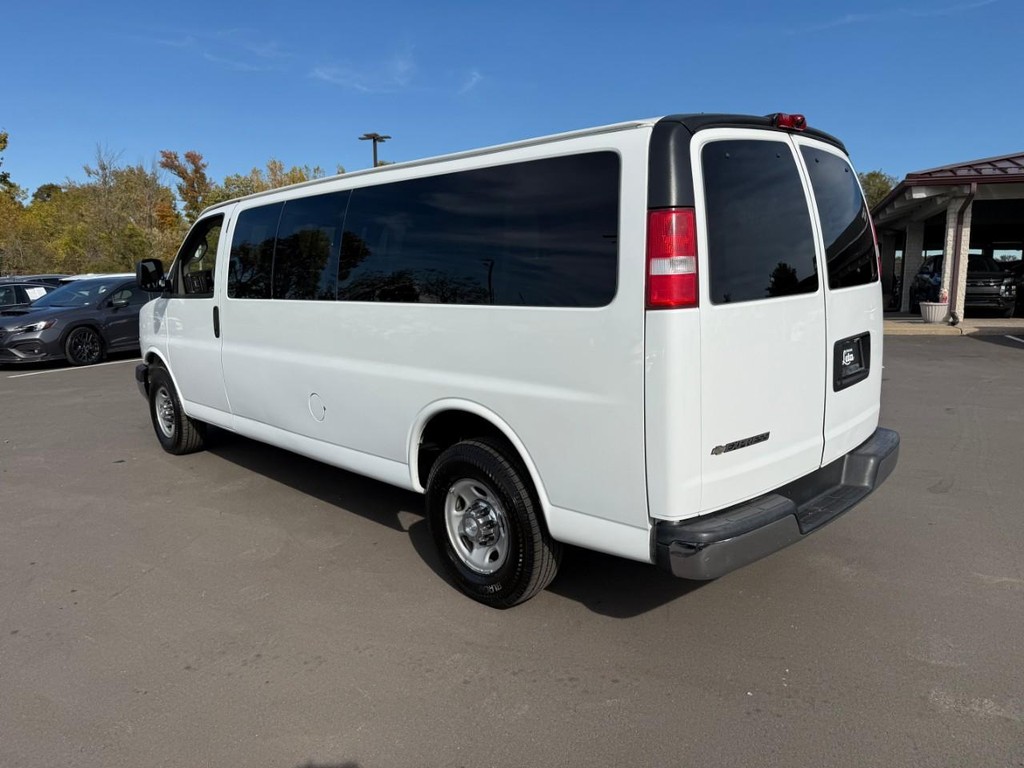 Chevrolet Express Passenger Vehicle Full-screen Gallery Image 05