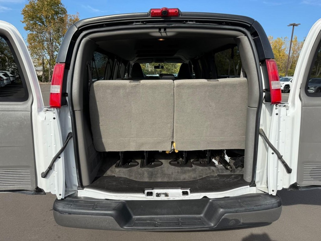 Chevrolet Express Passenger Vehicle Full-screen Gallery Image 06