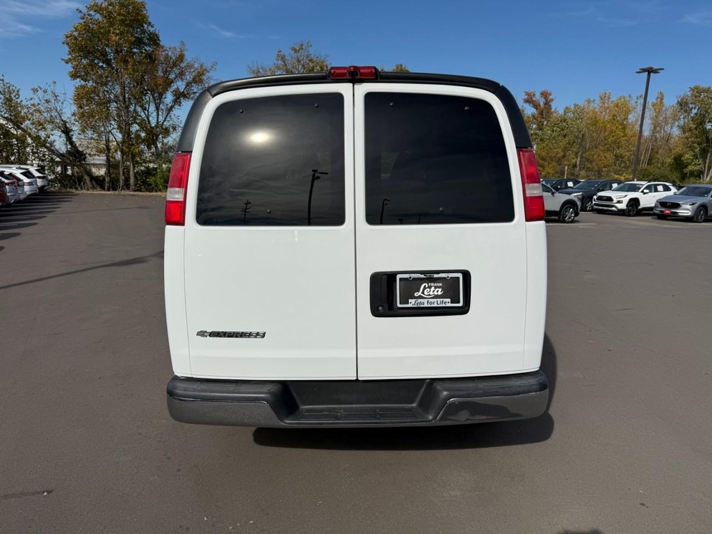 Chevrolet Express Passenger Vehicle Full-screen Gallery Image 07