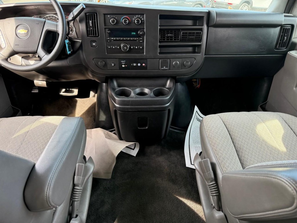 Chevrolet Express Passenger Vehicle Full-screen Gallery Image 11