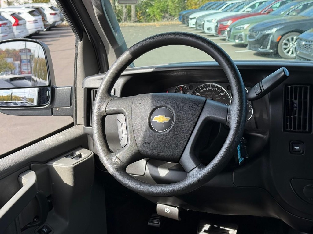 Chevrolet Express Passenger Vehicle Full-screen Gallery Image 12