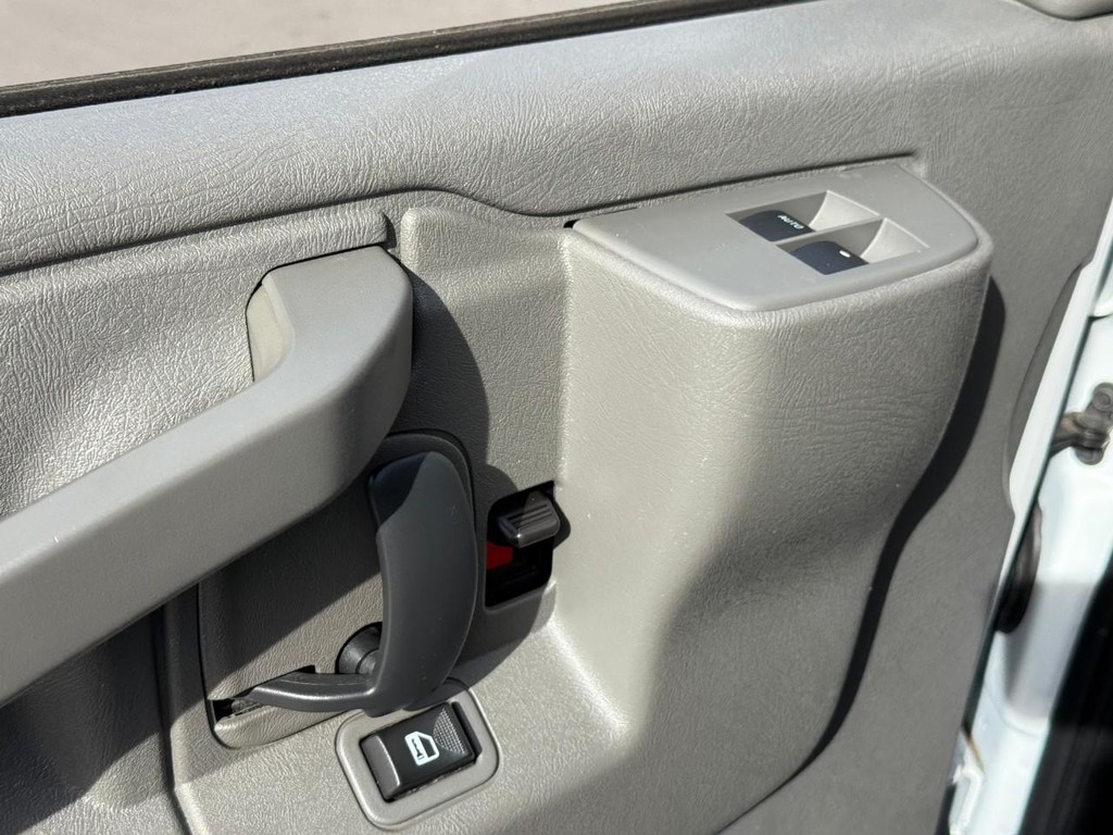 Chevrolet Express Passenger Vehicle Full-screen Gallery Image 15