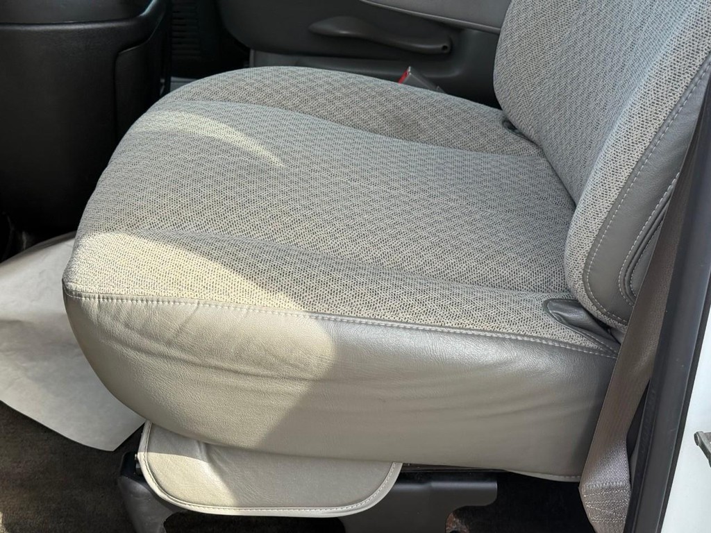 Chevrolet Express Passenger Vehicle Full-screen Gallery Image 16