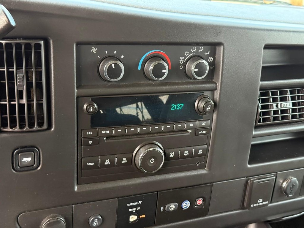 Chevrolet Express Passenger Vehicle Full-screen Gallery Image 19