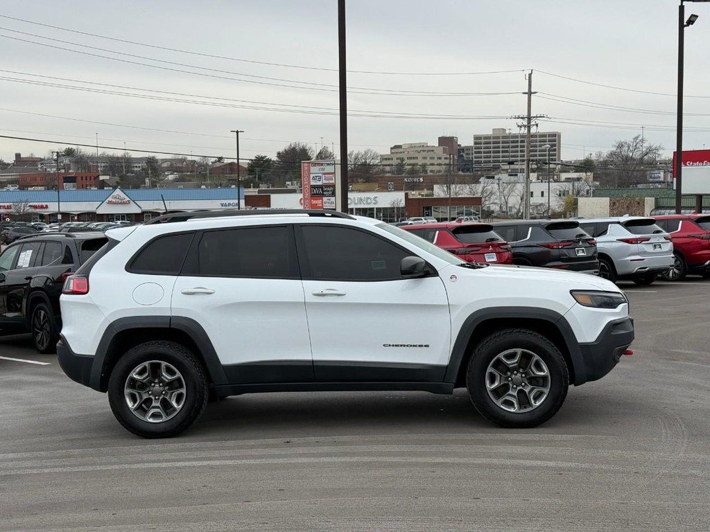 Jeep Cherokee Vehicle Full-screen Gallery Image 02