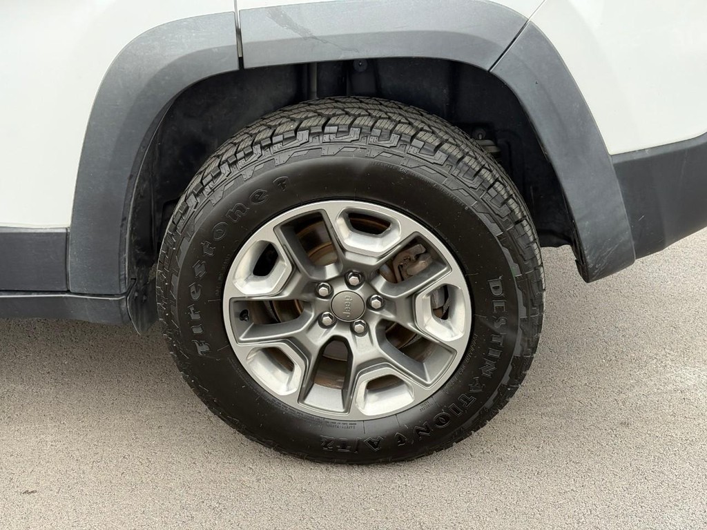 Jeep Cherokee Vehicle Full-screen Gallery Image 05