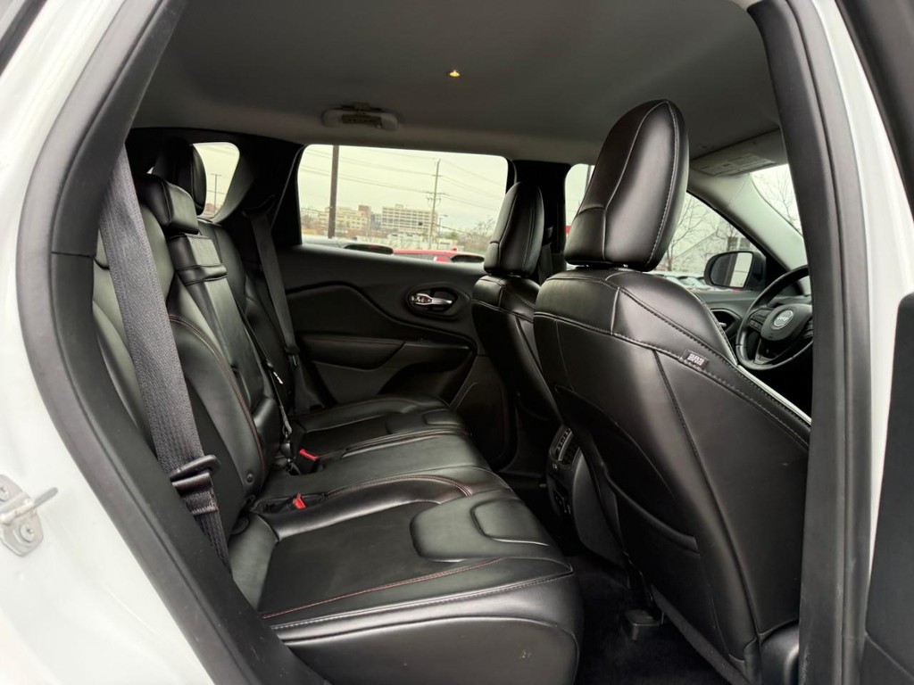 Jeep Cherokee Vehicle Full-screen Gallery Image 09