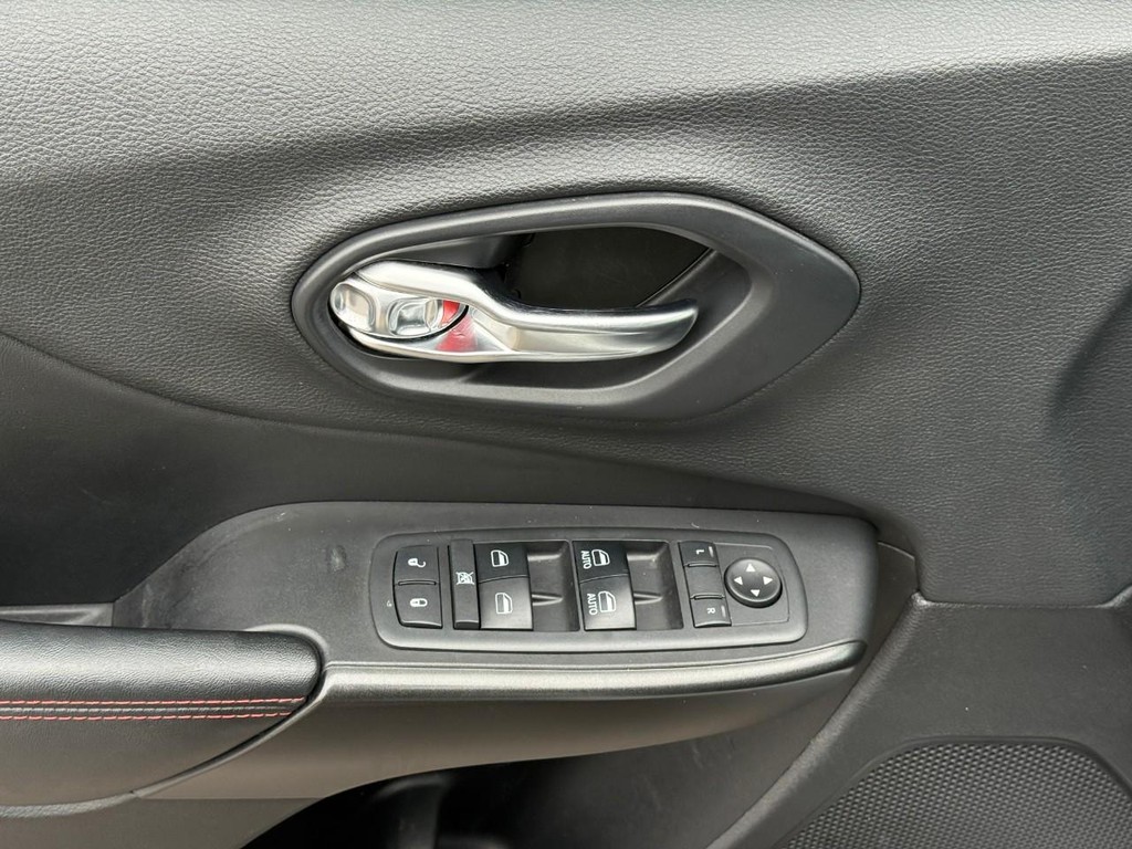 Jeep Cherokee Vehicle Full-screen Gallery Image 14