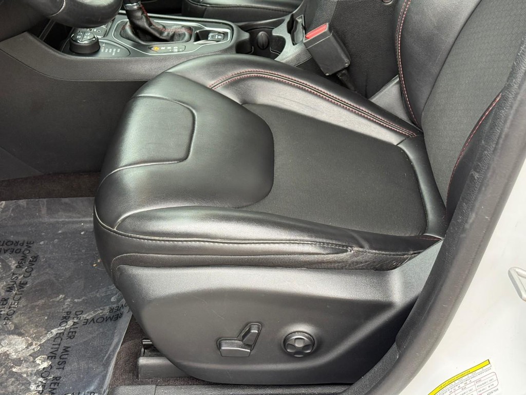 Jeep Cherokee Vehicle Full-screen Gallery Image 15