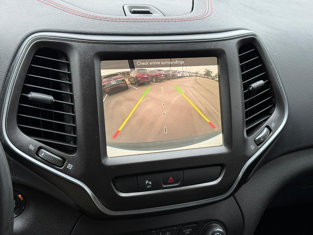 Jeep Cherokee Vehicle Full-screen Gallery Image 20