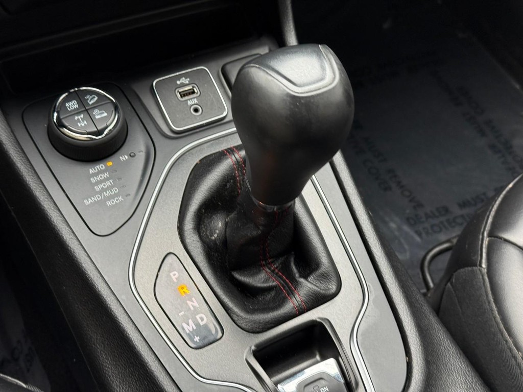 Jeep Cherokee Vehicle Full-screen Gallery Image 21