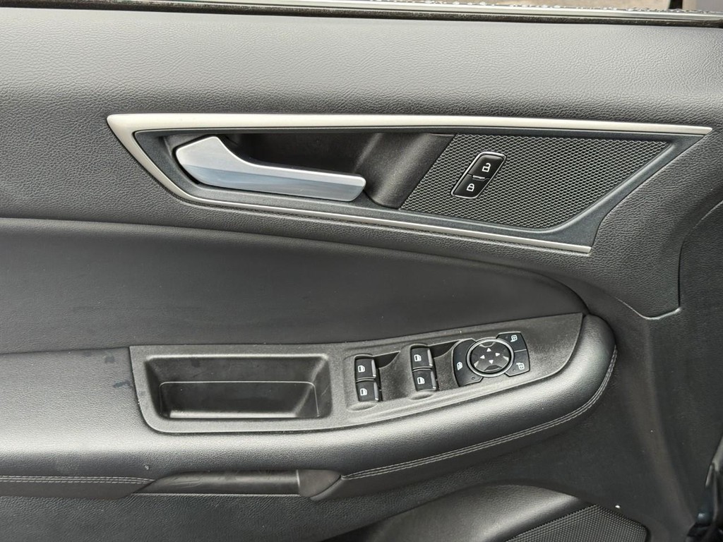 Ford Edge Vehicle Full-screen Gallery Image 15