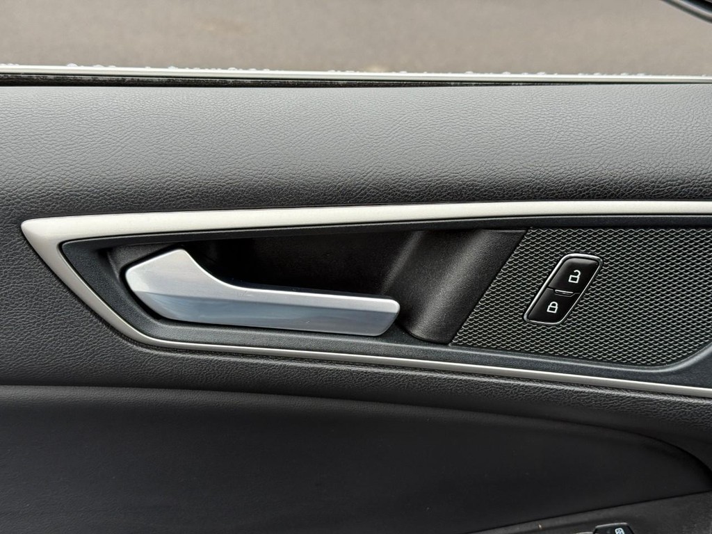 Ford Edge Vehicle Full-screen Gallery Image 16