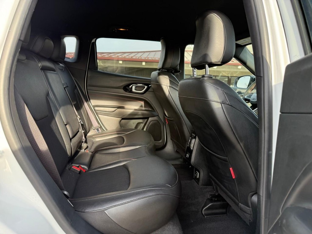 Jeep Compass Vehicle Full-screen Gallery Image 11