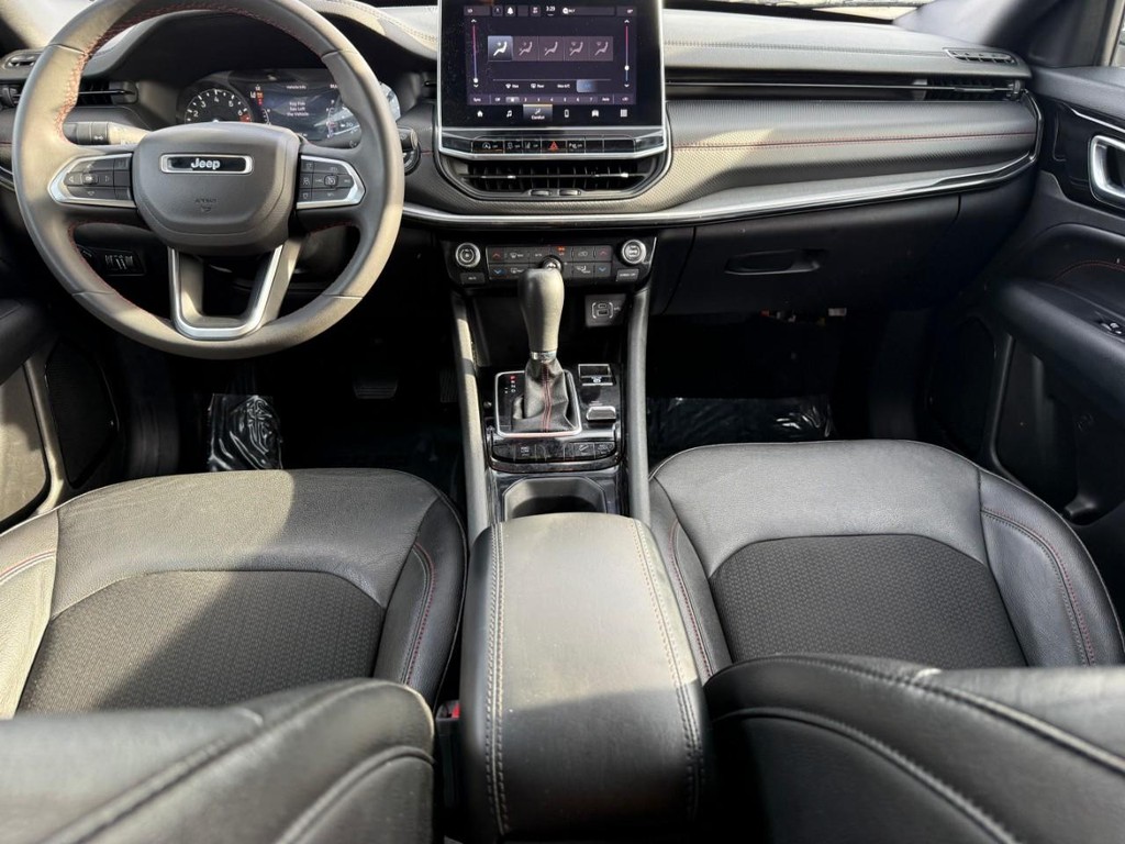 Jeep Compass Vehicle Full-screen Gallery Image 12