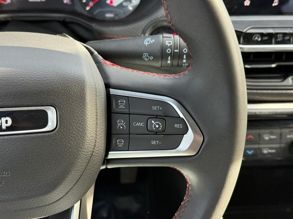 Jeep Compass Vehicle Full-screen Gallery Image 21