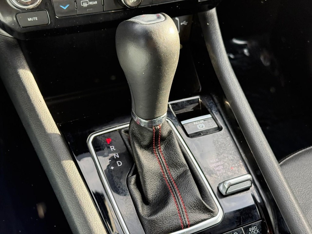 Jeep Compass Vehicle Full-screen Gallery Image 23