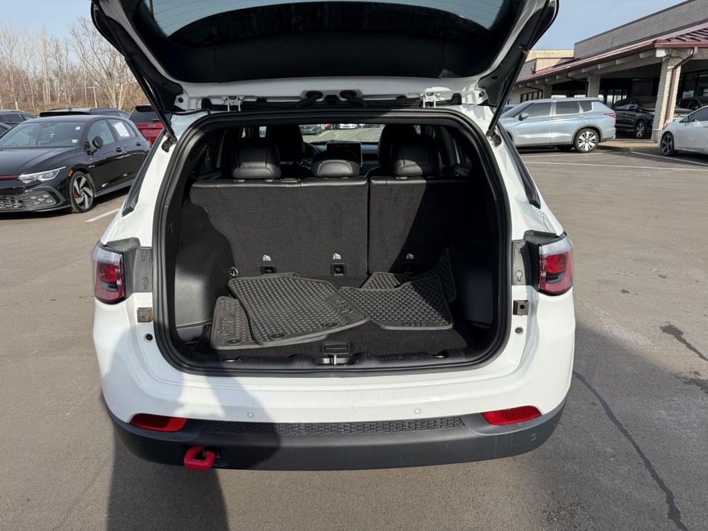 Jeep Compass Vehicle Full-screen Gallery Image 07