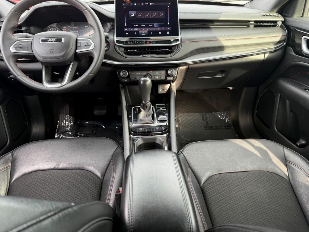 Jeep Compass Vehicle Full-screen Gallery Image 10