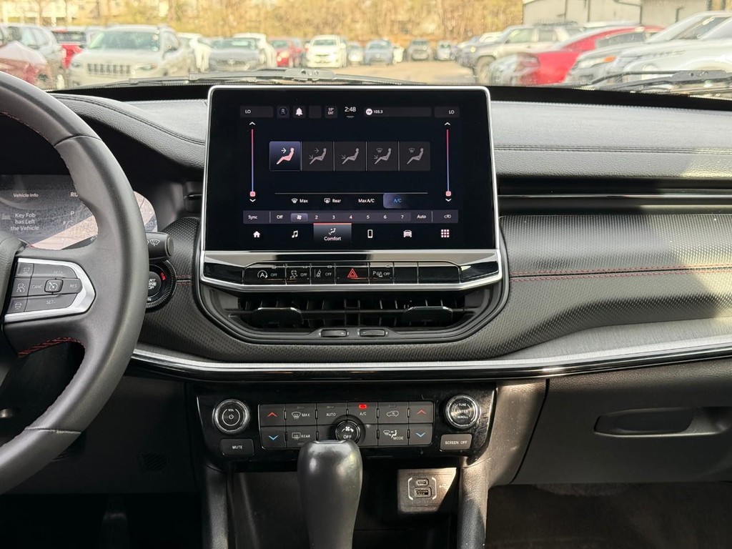 Jeep Compass Vehicle Full-screen Gallery Image 12