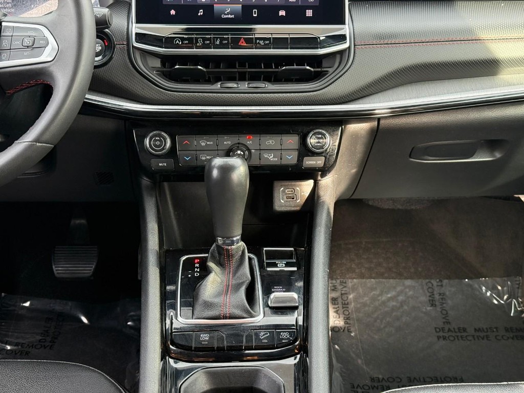 Jeep Compass Vehicle Full-screen Gallery Image 13