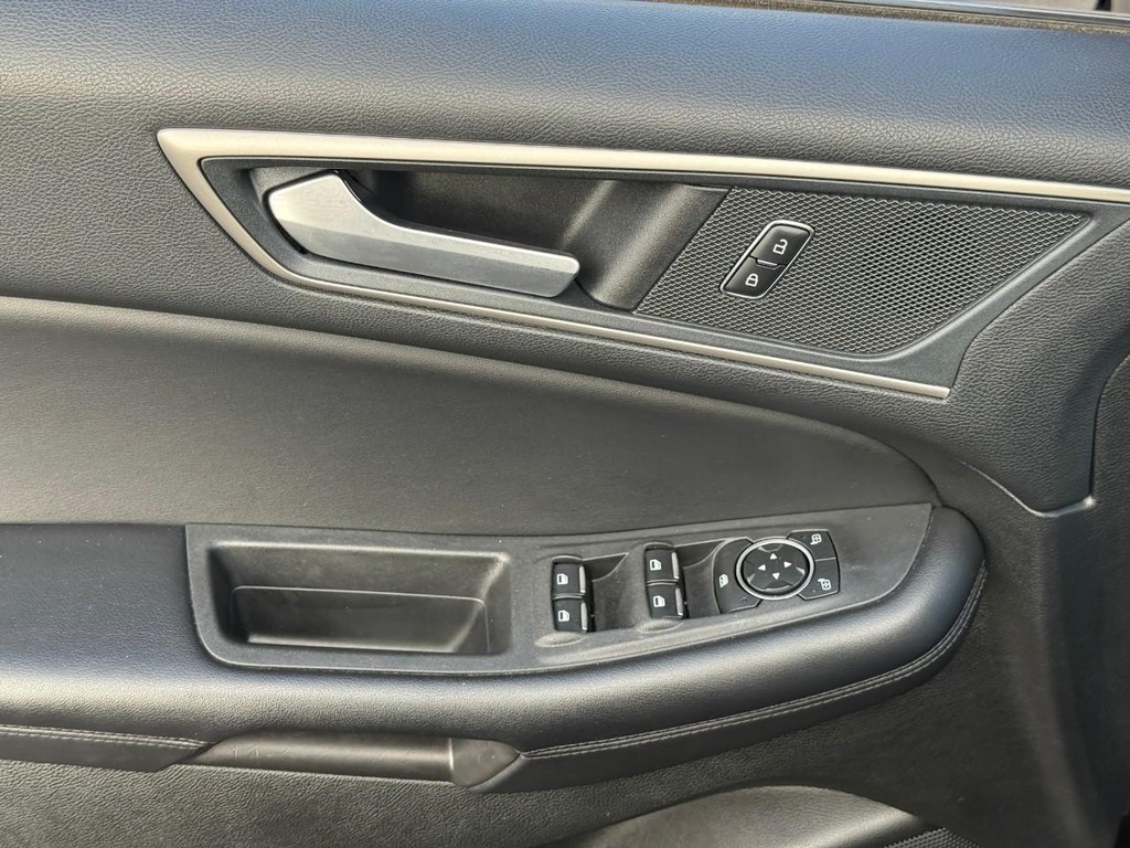 Ford Edge Vehicle Full-screen Gallery Image 16