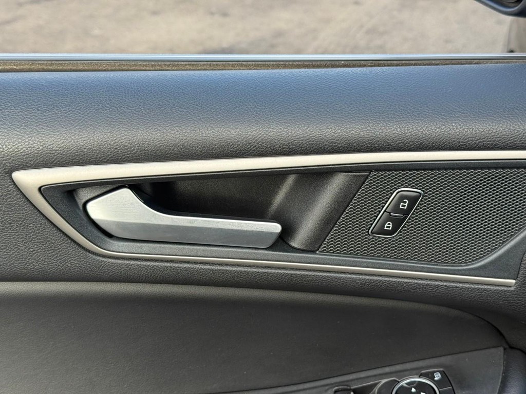 Ford Edge Vehicle Full-screen Gallery Image 17