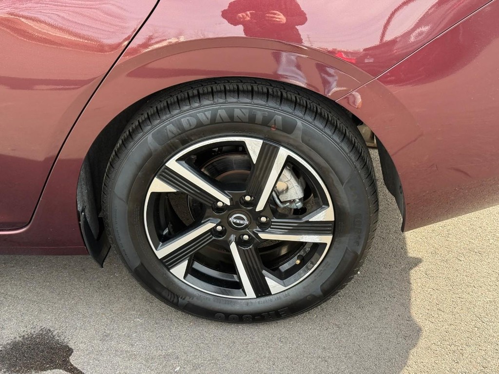 Nissan Sentra Vehicle Full-screen Gallery Image 05