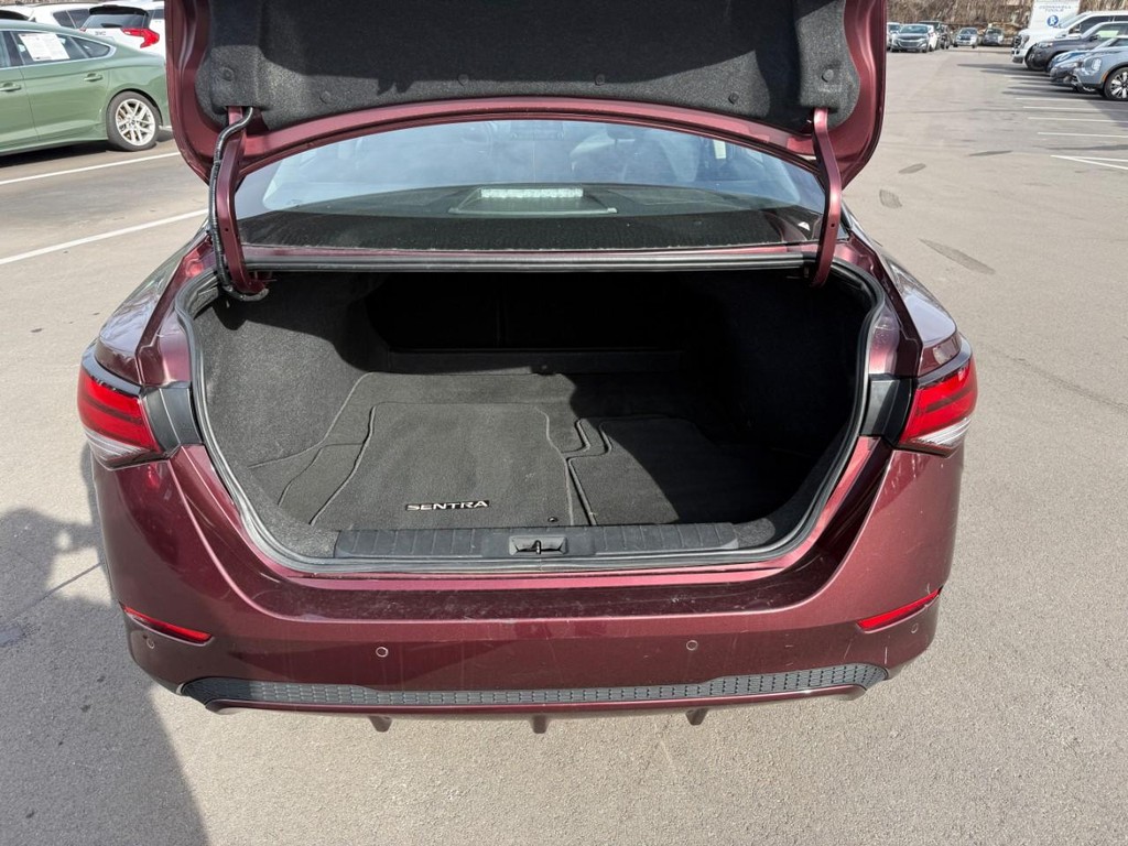 Nissan Sentra Vehicle Full-screen Gallery Image 08