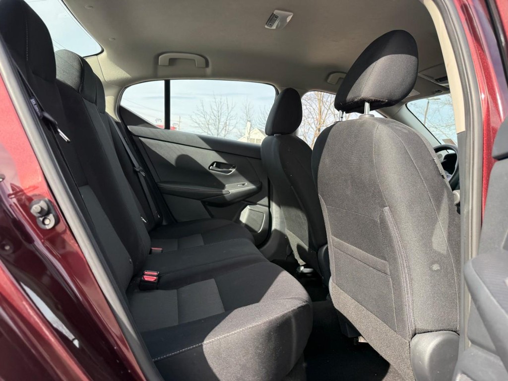 Nissan Sentra Vehicle Full-screen Gallery Image 12