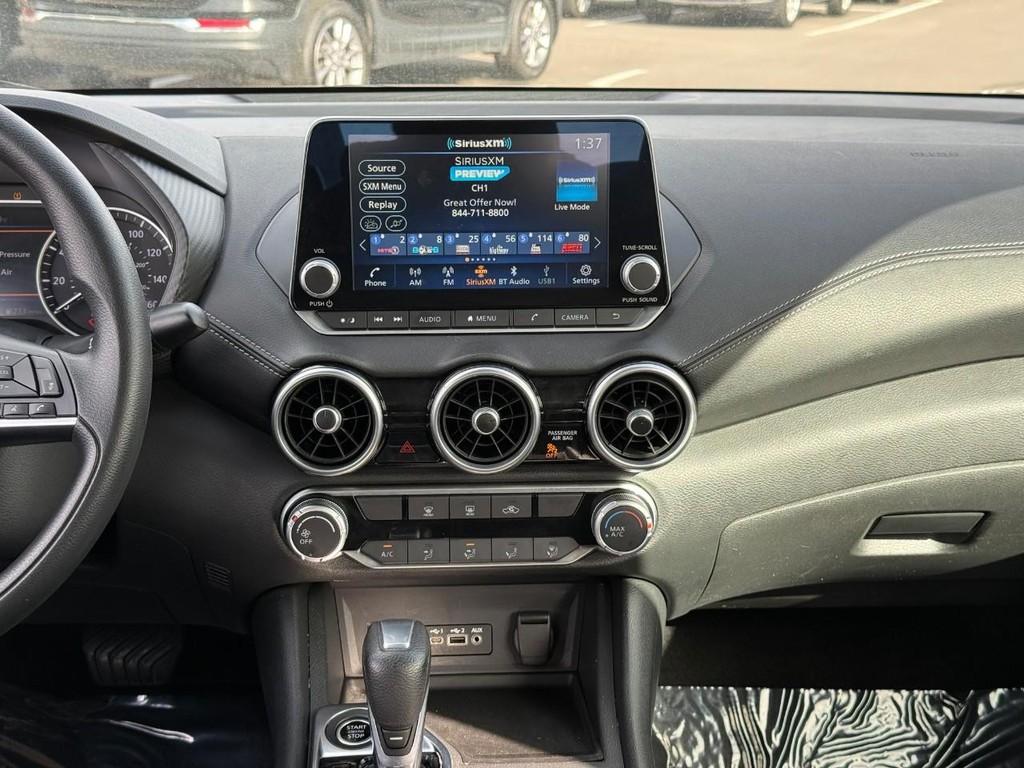 Nissan Sentra Vehicle Full-screen Gallery Image 15