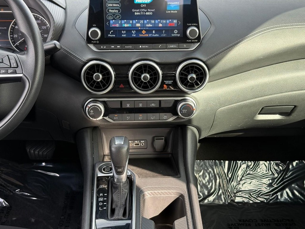 Nissan Sentra Vehicle Full-screen Gallery Image 16