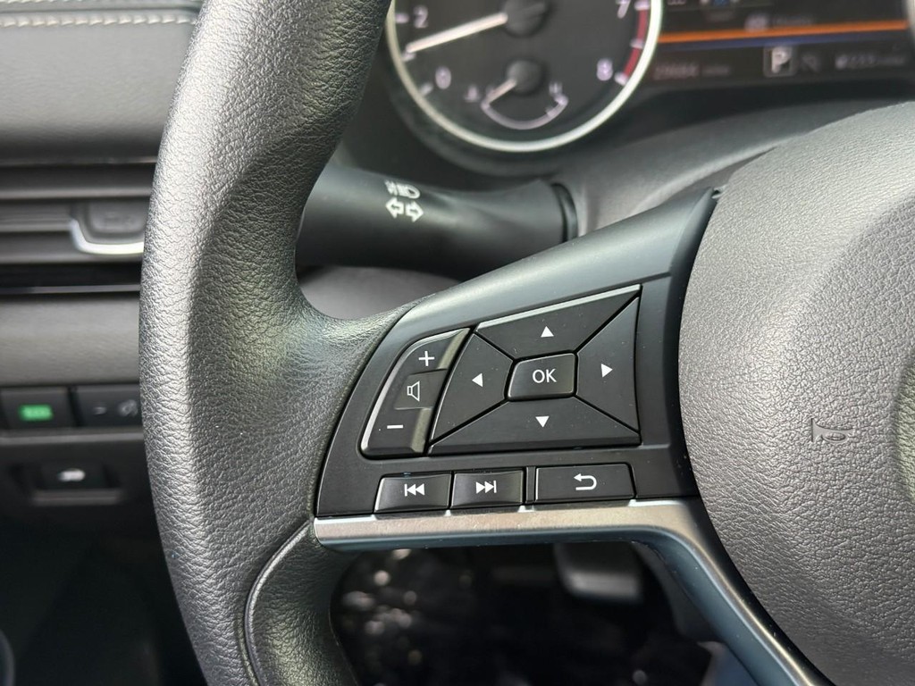 Nissan Sentra Vehicle Full-screen Gallery Image 21