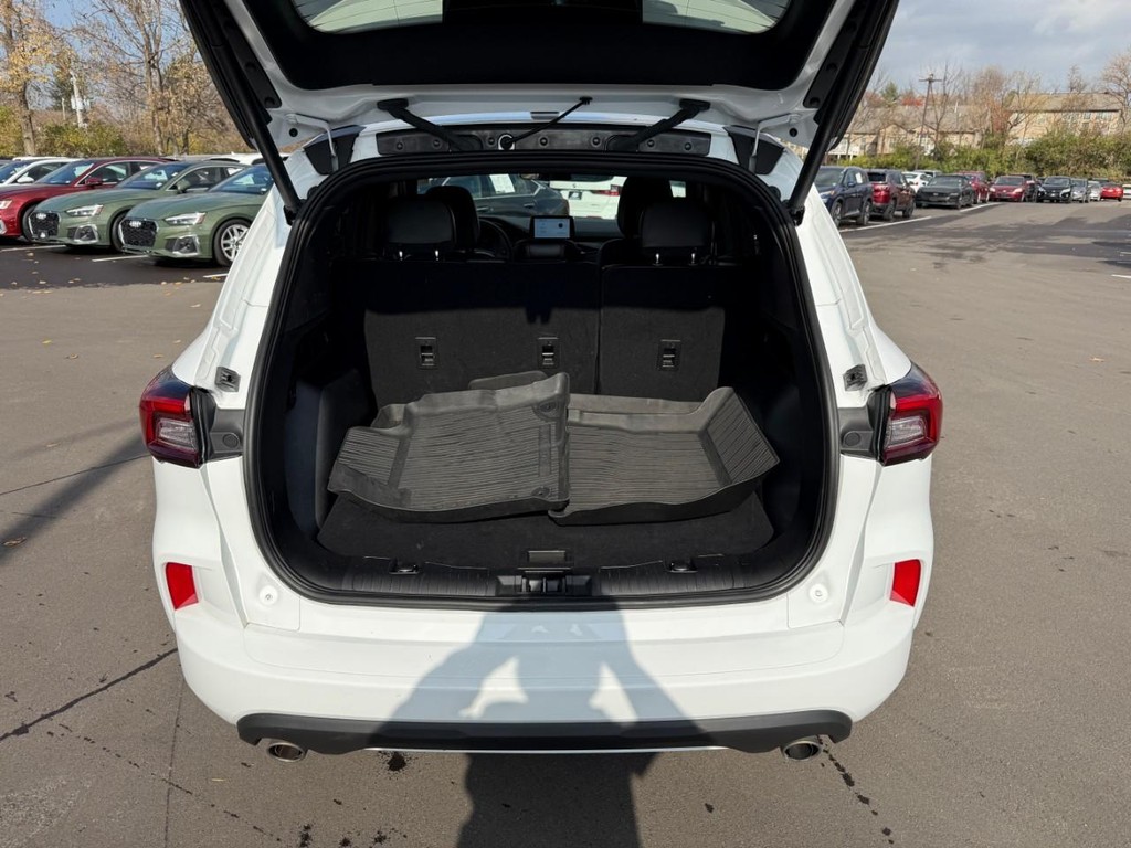 Ford Escape Vehicle Full-screen Gallery Image 06