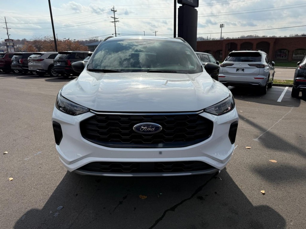 Ford Escape Vehicle Full-screen Gallery Image 09