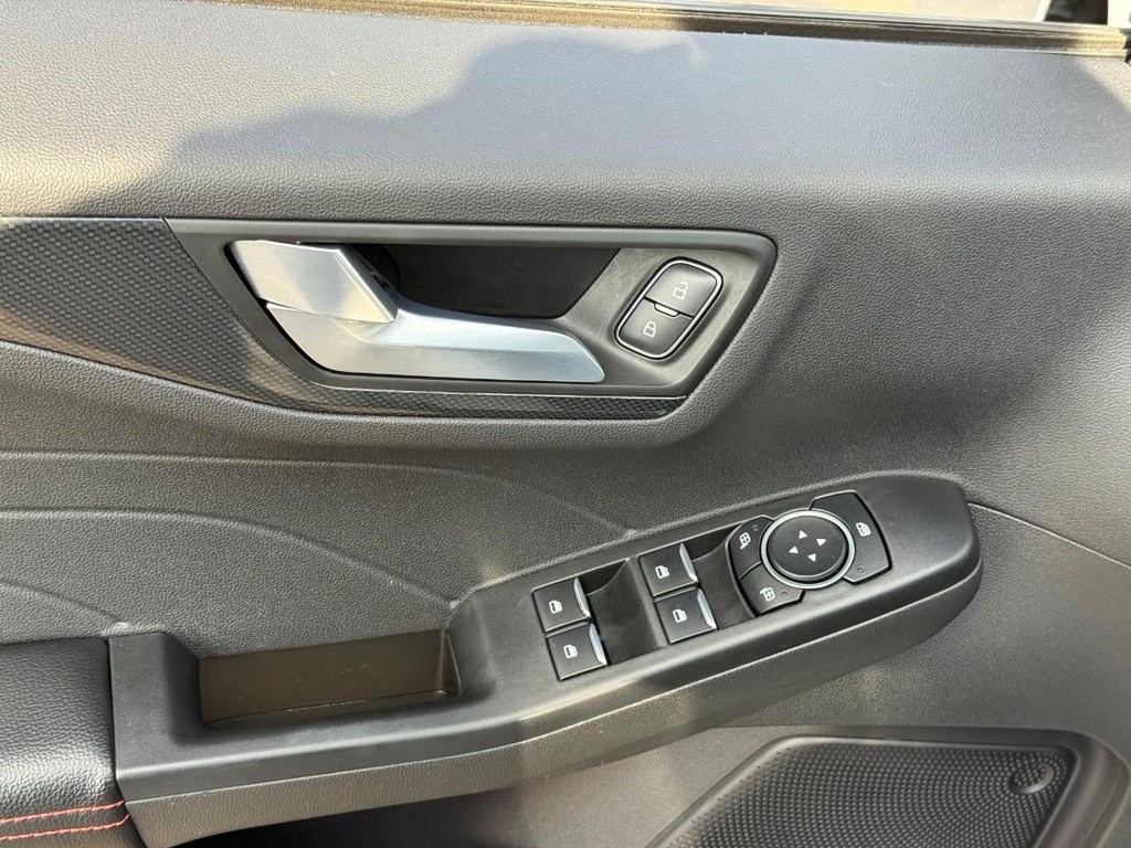 Ford Escape Vehicle Full-screen Gallery Image 16