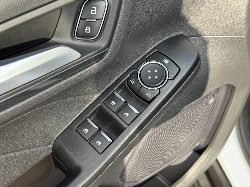 Ford Escape Vehicle Full-screen Gallery Image 17