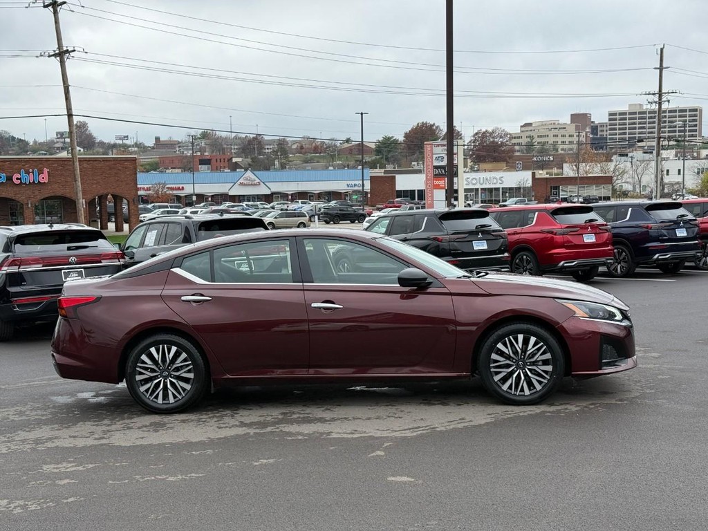 Nissan Altima Vehicle Full-screen Gallery Image 02