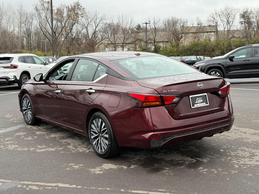 Nissan Altima Vehicle Full-screen Gallery Image 04