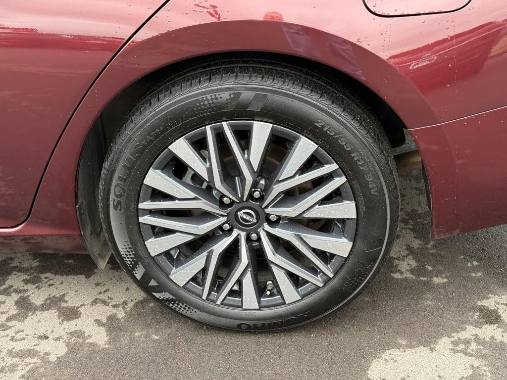 Nissan Altima Vehicle Full-screen Gallery Image 05