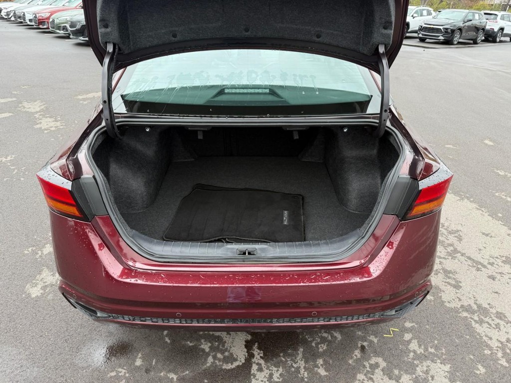 Nissan Altima Vehicle Full-screen Gallery Image 06