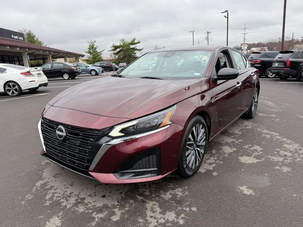 Nissan Altima Vehicle Full-screen Gallery Image 08