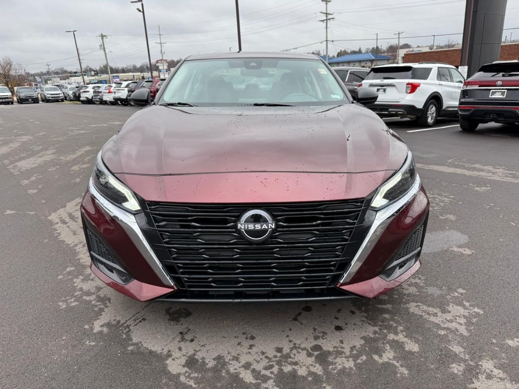 Nissan Altima Vehicle Full-screen Gallery Image 09