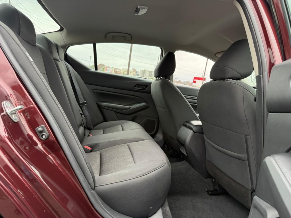 Nissan Altima Vehicle Full-screen Gallery Image 10