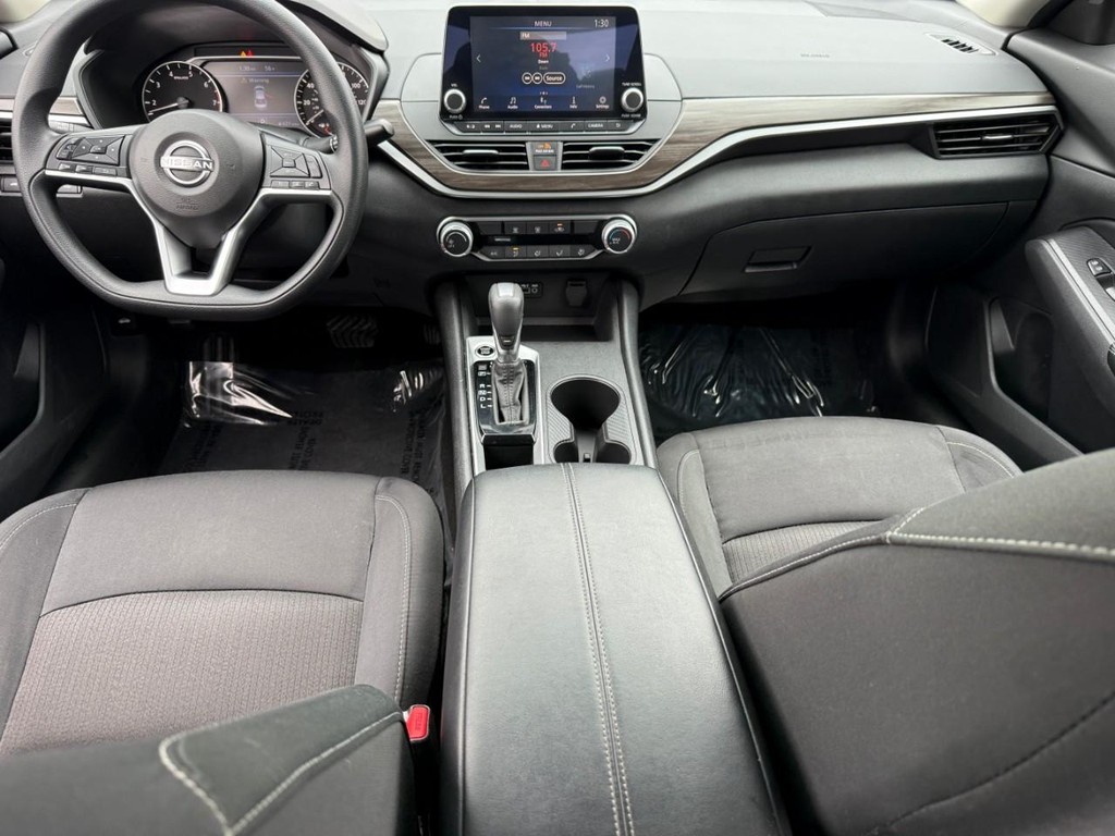 Nissan Altima Vehicle Full-screen Gallery Image 11