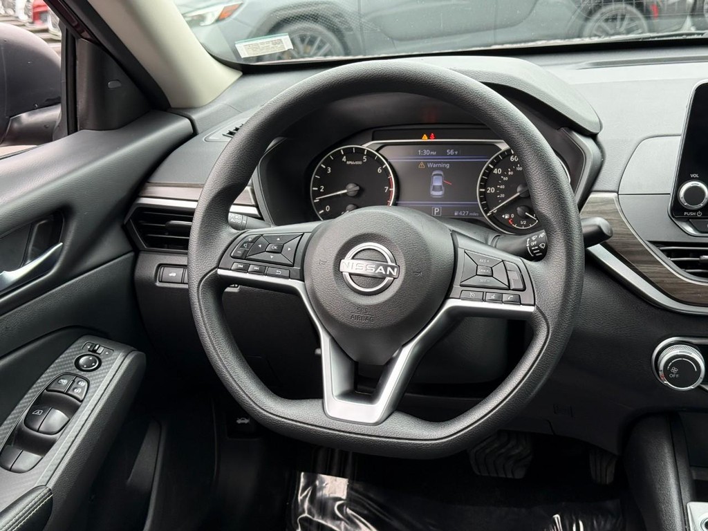 Nissan Altima Vehicle Full-screen Gallery Image 12