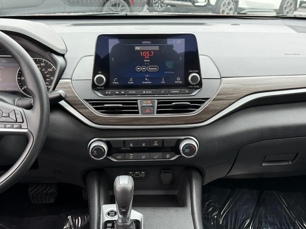 Nissan Altima Vehicle Full-screen Gallery Image 13