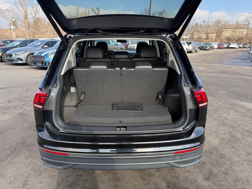 Volkswagen Tiguan Vehicle Full-screen Gallery Image 06
