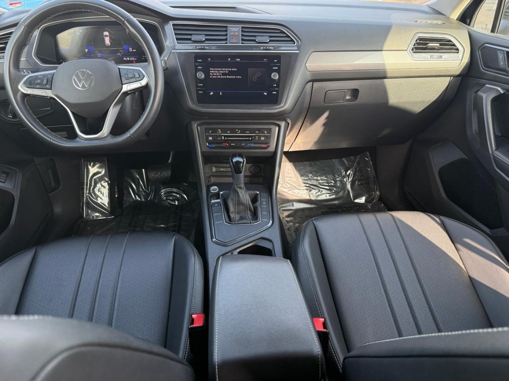 Volkswagen Tiguan Vehicle Full-screen Gallery Image 11